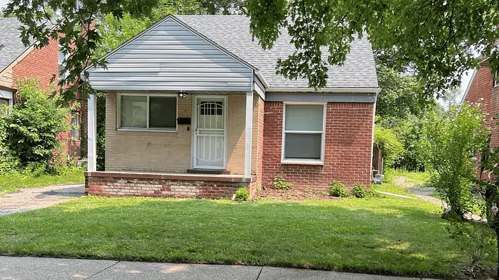 Detroit home surrounded by a freshly mowed lawn with straight, professional lines.